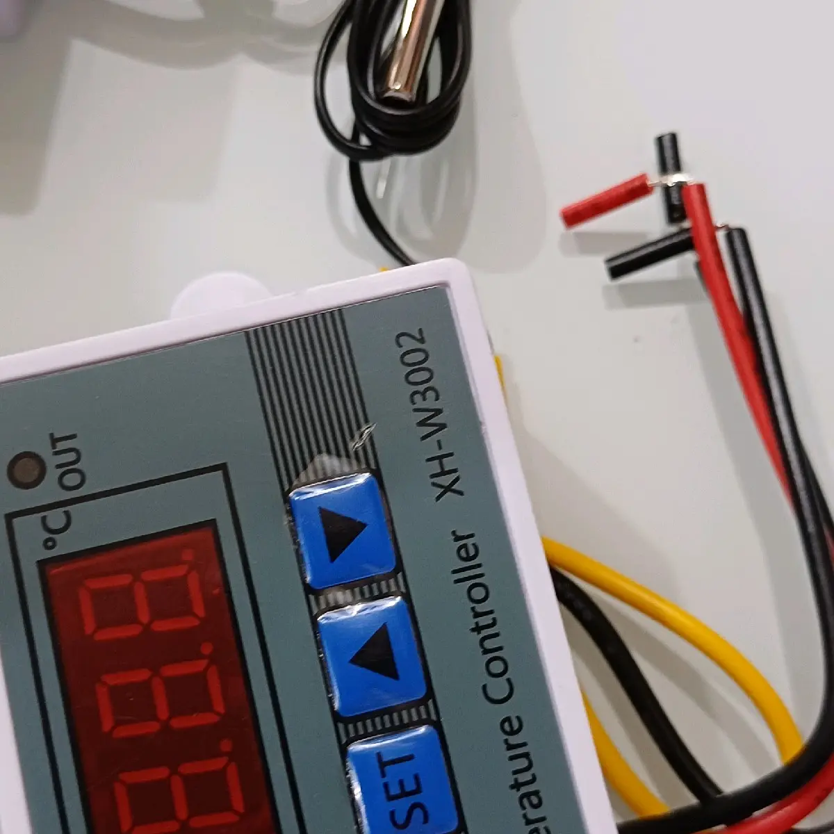 Bộ điều khiển nhiệt độ tự động XH-3002 Futureworld XH-W3001 10A/220V công tắc cảm biến nhiệt độ máy ấp trứng tự động  * * * Thiết kế thông minh, nhỏ gọn, dễ lắp đặt và sử dụng * * Đầu cảm biến rời có thể ngâm trong nước hoặc để ngoài không khí * * Hiển th