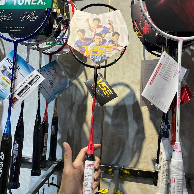 Vợt Cầu Lông VS Titan9 16,5kg max. Tăng cước BG 7 VS 68 Pobu chính hãng + cuốn cán chính hãng+ bao vợt chính hãng. Ae nhắn tin shop yêu cầu mức căng nhé Cán Vợt Sport