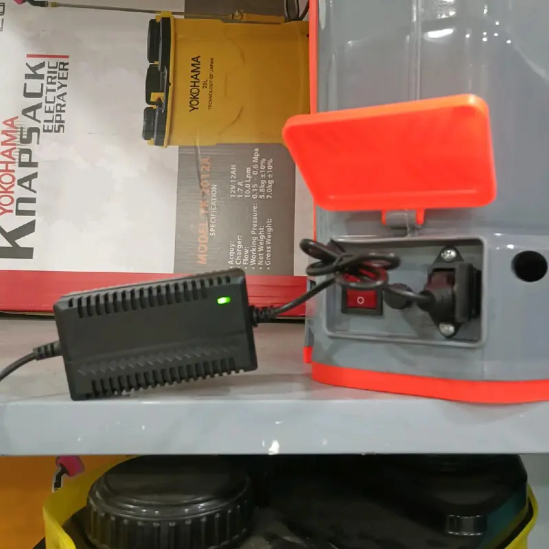 Sạc Bình xịt điện 12V. dòng 1.3A sach cho bình 1 bơm, 1.7A sạc cho bình 2 bơm, sạc đa năng 2.0A dùng được cho cả bình 1 bơm và bình 2 bơm. 1