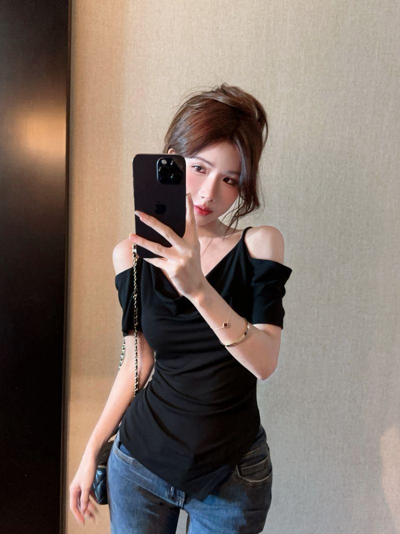 Product Introduction of Korean Style Hot Girl off-Shoulder Spaghetti Straps Swing Collar Short Sleeve Top Design Simple off-the-Shoulder Irregular Black T-shirt 3