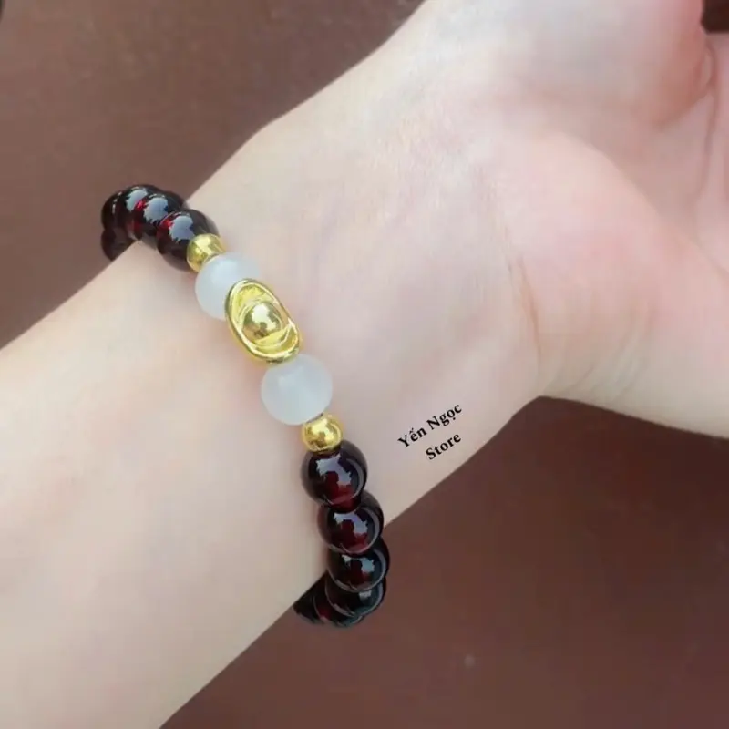 Vòng tay nữ 8ly đỏ rượu vang mix charm thỏi vàng hút lộc_sự kết hợp mới nhất 2025 2