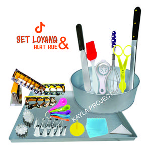 Set loyang dan aneka alat pembuat kue