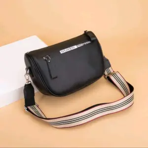 MANONI SHOP - TAS SELEMPANG WANITA PRODUK TERBARU TAS SELEMPANG TALI STRAP TAS WANITA  BISA COD Hitam Kulit