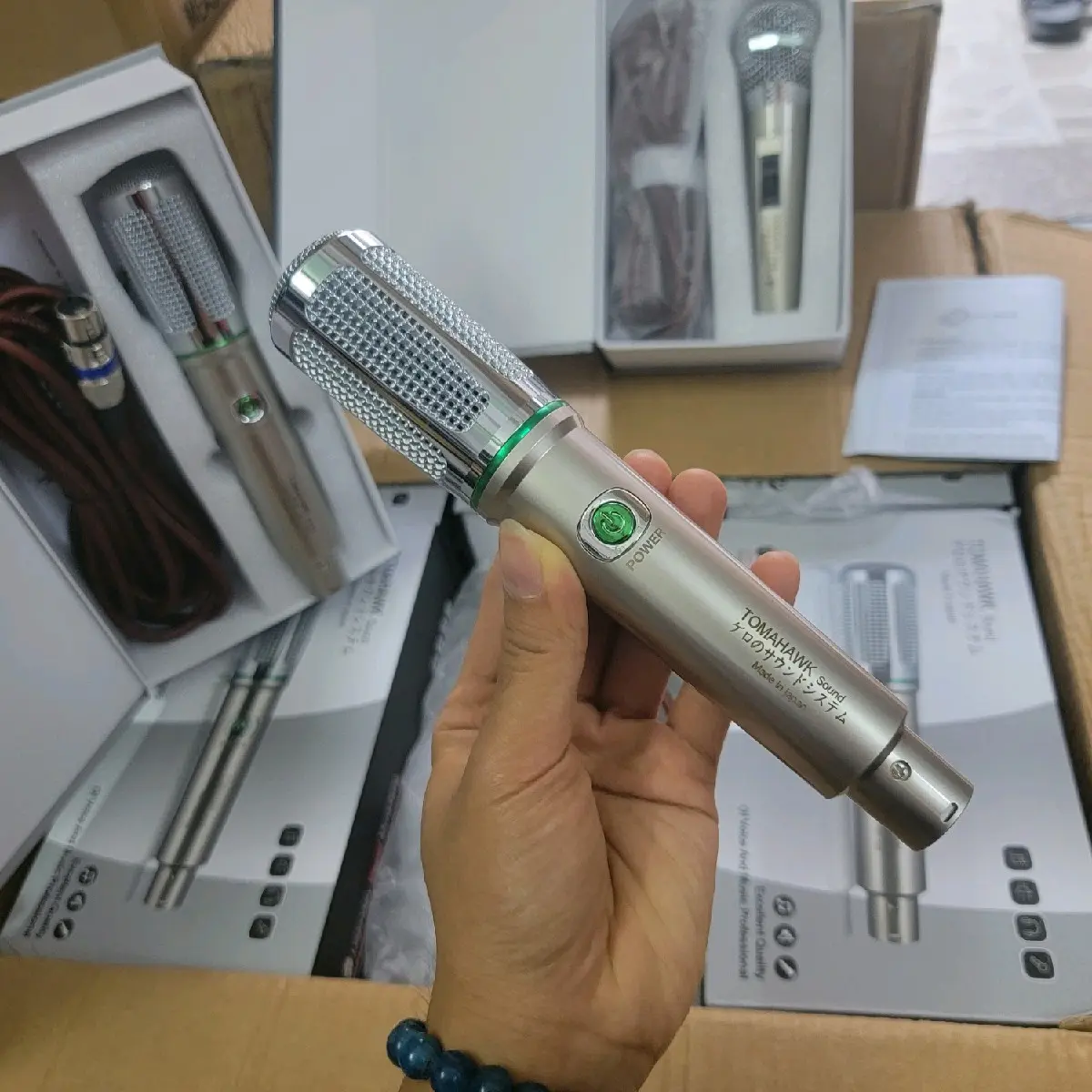 Micro có dây Tomahawk Pro sử dụng karaoke gia đình