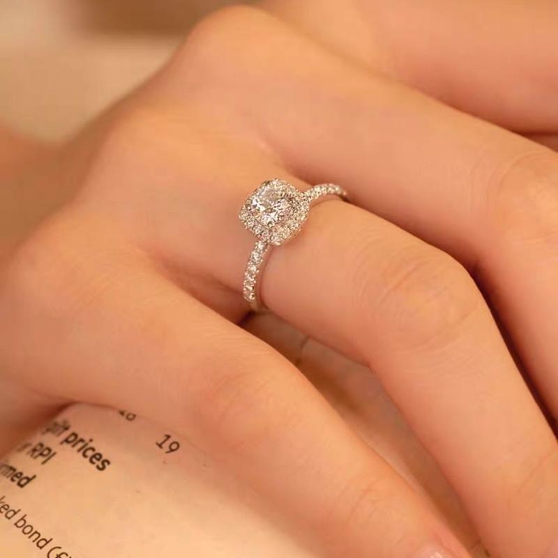 Product Introduction of Fashion Square Moissanite Diamond Ring Female 50 Points 1 Karat Light Luxury Couple Luxury Wedding Ring Square Proposal Wedding Ring 6