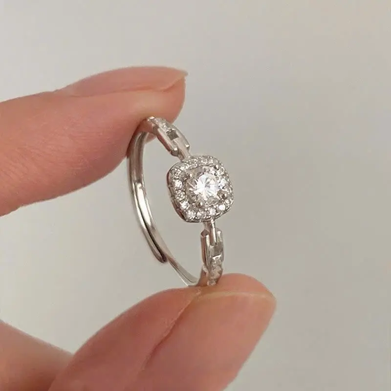 Nhẫn đính đá mặt vuông sang trọng