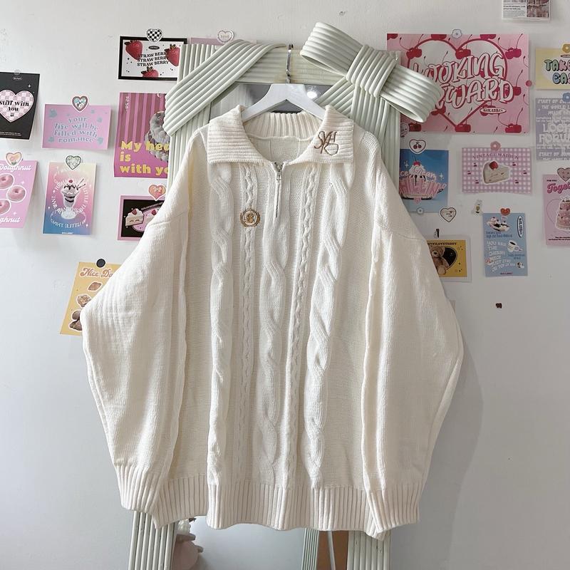 Áo sweater len trắng polo huy hiệu cổ bẻ