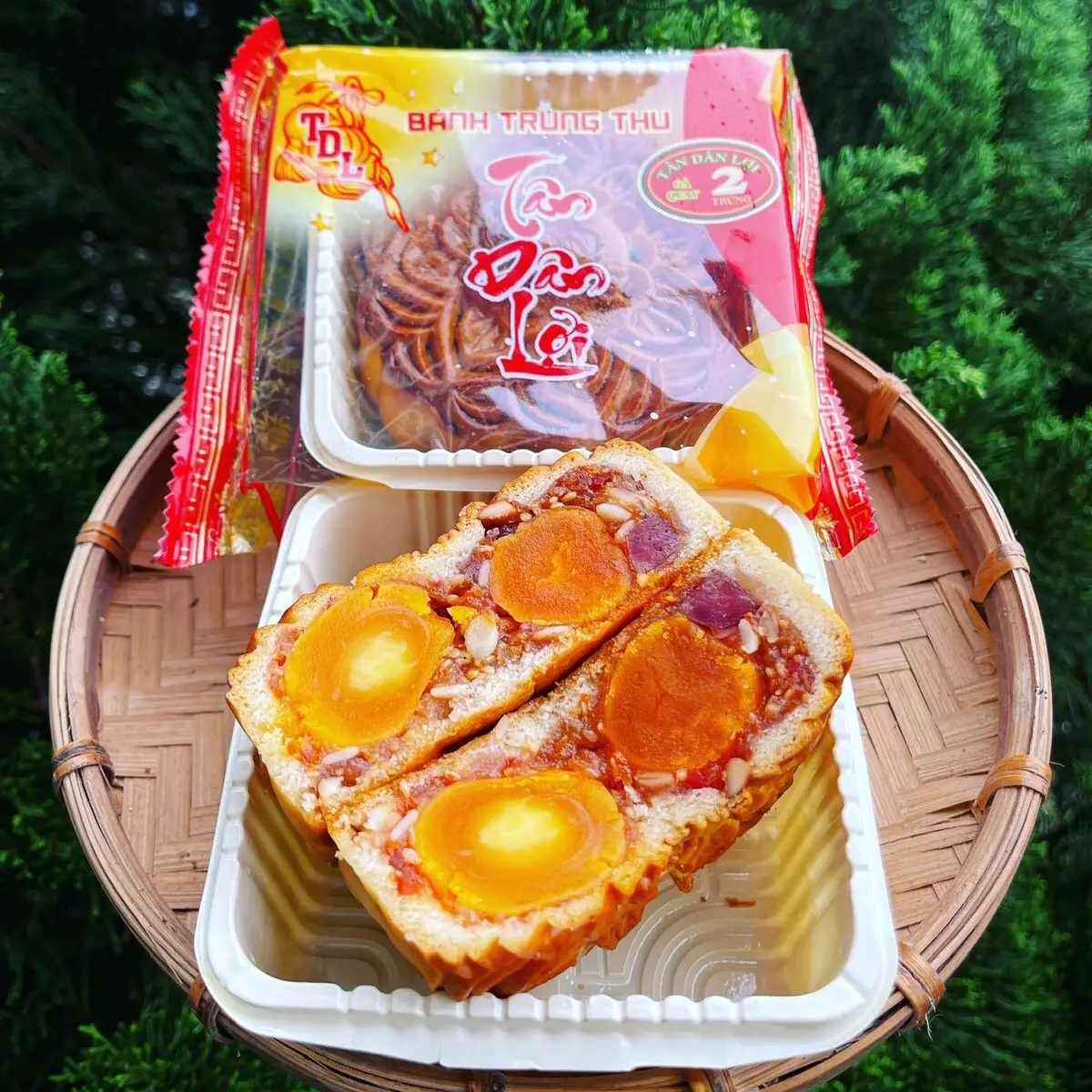 Bánh trung thu Tân Dân Lợi đầy đủ các loại nhân Gà quay, Xá xíu thập cẩm,… 2 trứng 200g Tân Dân Lợi Cake Food
