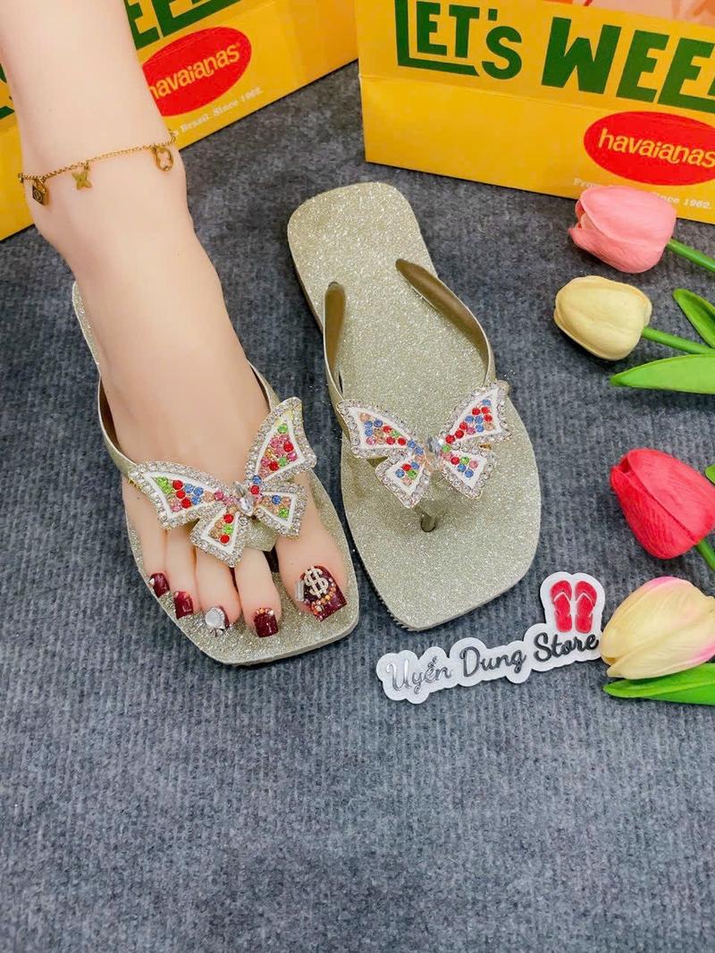 Product Introduction of Dép Nữ Vuông Si Nhũ Vàng Kèm Charm HVN 8