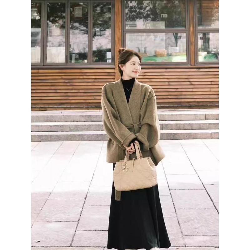 Áo Khoác Len, Phong Cách Pháp Thanh Lịch Và Cổ Điển, Màu Kaki, Dày, Dành Cho Nữ, Bộ Váy Thiết Kế Đẹp, Hợp Xu hướng Và Thời Trang, Thích Hợp Cho Phong Cách Joker, Hàng Mới Về Mùa Đông