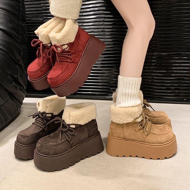Giày bốt nữ cổ ngắn đi tuyết đế bánh mì bề mặt da lộn phối cổ lông thời trang
