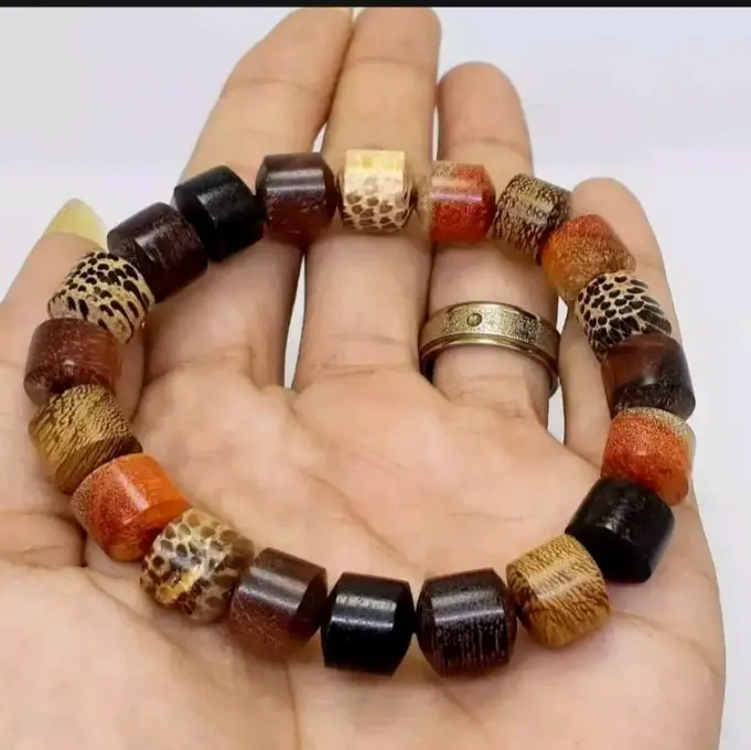 gelang kombinasi 8 macam kayu bertuah Laki-laki Laki-laki