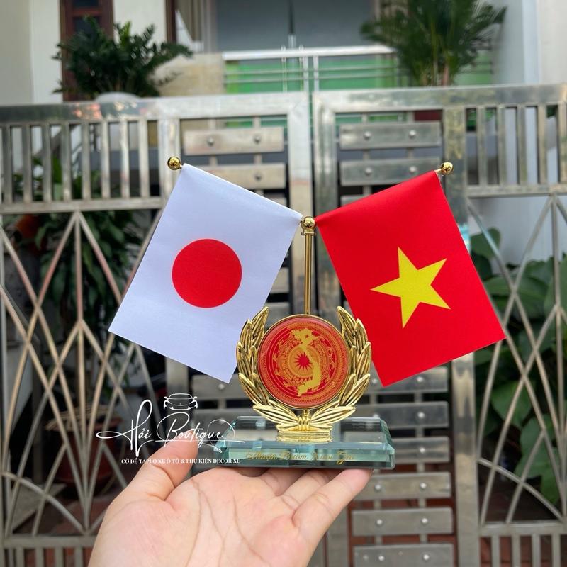 CỜ ĐỂ TAPLO XE OTO KÈM TINH DẦU NƯỚC HOA VIỆT - NHẬT