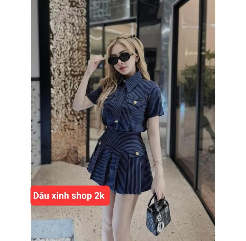 Product Introduction of Sét áo sơ mi kẻ sọc đính nút kèm cà vạt Mix chân váy xếp li xinh xắn. 2