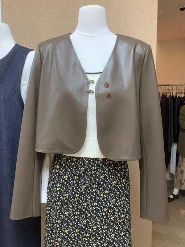 Product Introduction of European Station Short Leather Jacket Female 2023 Spring And Autumn Long Sleeve Single-Breasted V-Neck Slimming Elegance Retro Pu Coat 1[Stock] 11