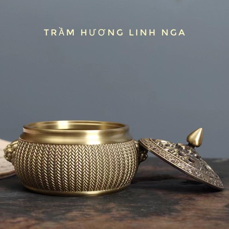 Lư xông trầm bằng đồng chuẩn size to nặng 450g hoa văn trạm khắc tinh tế sắc nét, dùng để xông trầm … hoặc bày decor trong không gian rất sang trọng. Chất liệu đồng dầy dặn bền đẹp( Quà tri ân: Miếng trầm bỏ ví Bình An) Dầu Thơm Phòng Nước Hoa Phòng Khách 5