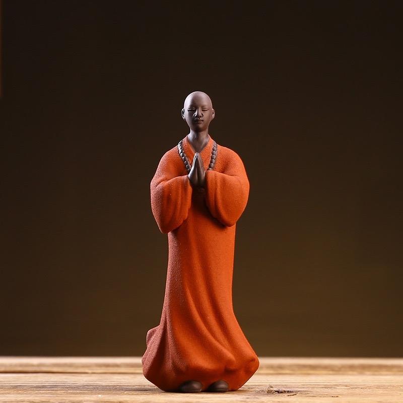 Tượng gốm : Tăng nhân bái phật  ( gốm tử sa , cao 13cm ) , trang trí bàn trà , tiểu cảnh