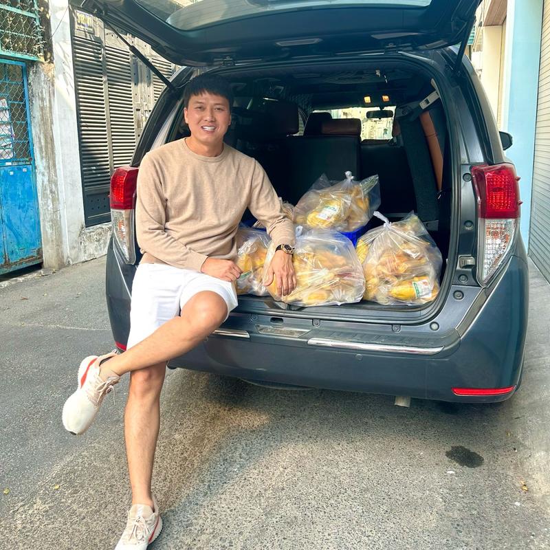 (Ship các tỉnh ) 1 Con Gà Ủ Muối Anh Vi Cá kèm theo thùng xốp và nước chấm