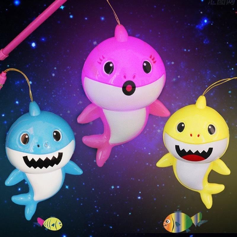 Đồ chơi lồng đèn cá mập hát nhạc baby shark có đèn phát sáng cho bé lồng đèn trung thu