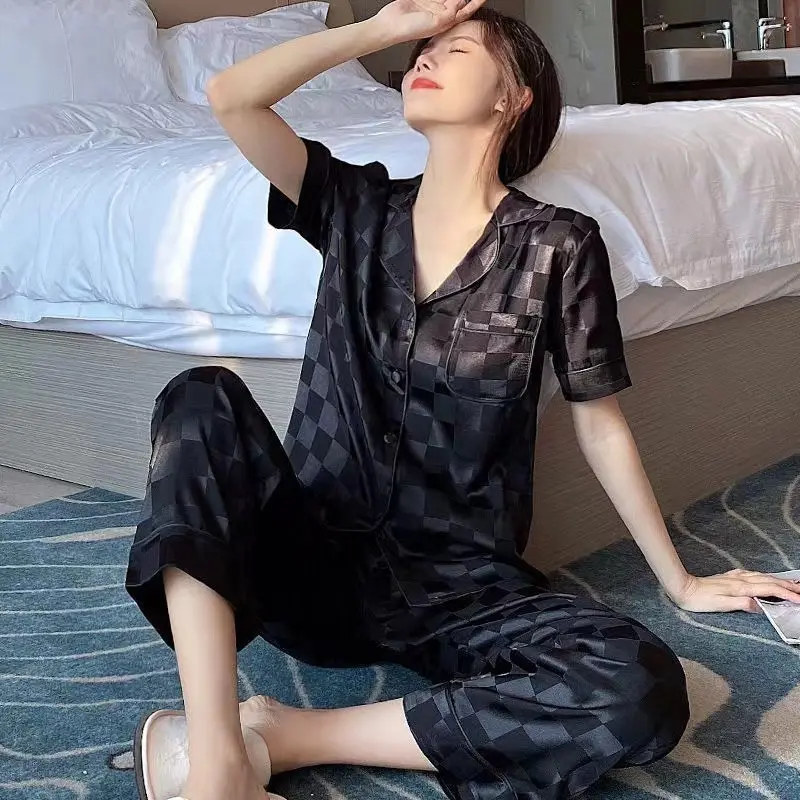 Piyama Wanita Motif Kotak-kotak Kerah Kancing Sutra Es Celana Panjang Lengan Pendek Pakaian Rumah Satin Ukuran M L XL 2XL