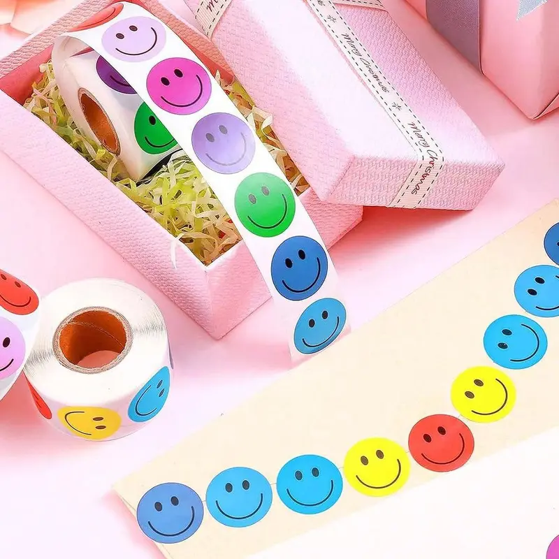 Smile Face Pattern Self Adhesive Sticker, 500pcs/roll Round Label Sticker, Decorative Sticker for Gift, Cake, Biscuit, Greeting Card Envelope,  Holiday Essentials 5