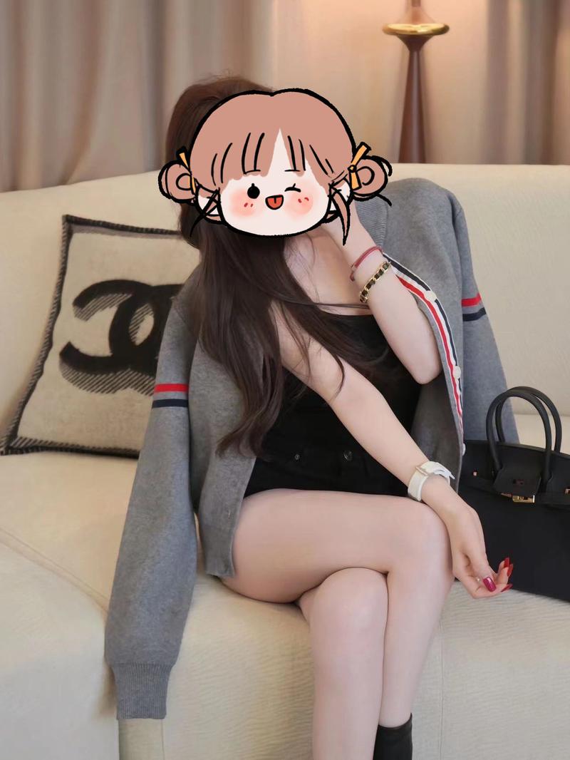 Product Introduction of Áo Len Thể Thao Nữ, Dáng Rộng Vừa Vặn, Thiết Kế Tay Đôi, Có Ruy Băng Dệt Màu, Cổ Bóng Chày, Kết Hợp Năng Động Trẻ Trung, Thích Hợp Cho Mùa Thu Và Mùa Đông Women Top Dài Tay 30