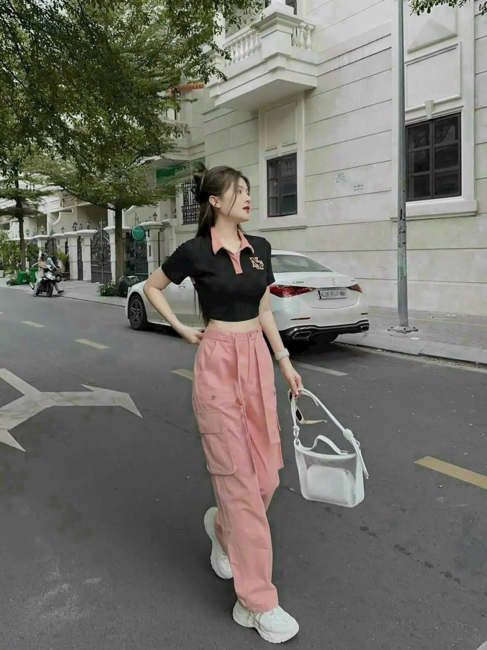 Set bộ quần Kaki túi hộp kèm áo thun cổ trụ thêu Xin Mời Các Nàng Top Kem Nữ Women