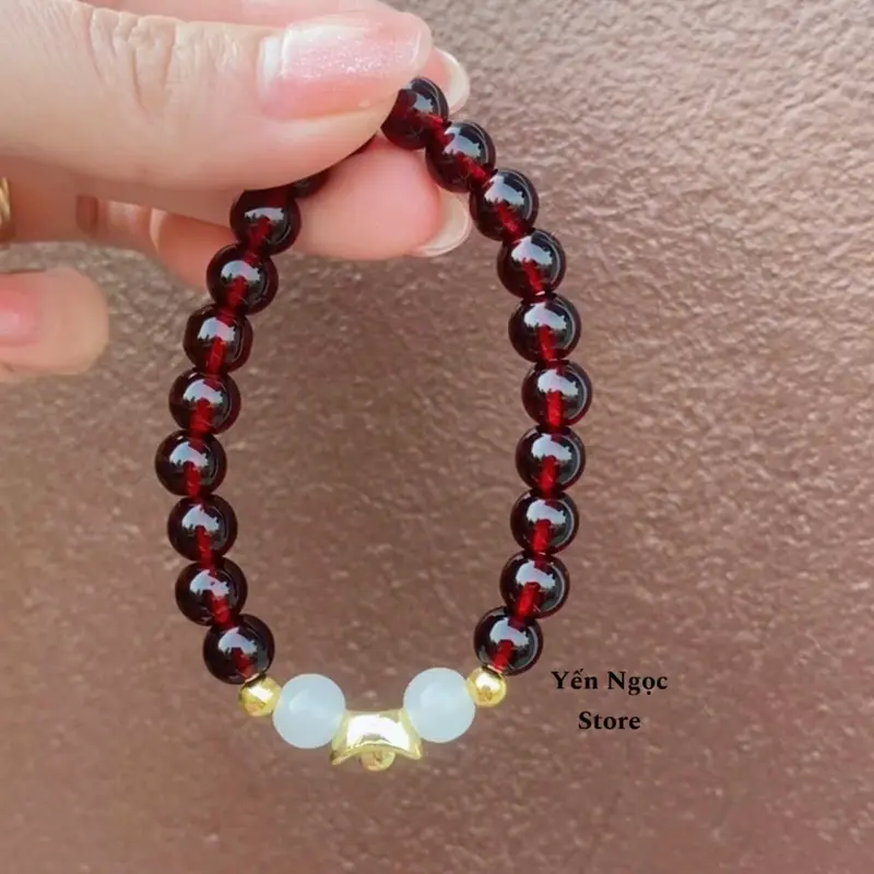 Vòng tay nữ 8ly đỏ rượu vang mix charm thỏi vàng hút lộc_sự kết hợp mới nhất 2025 1