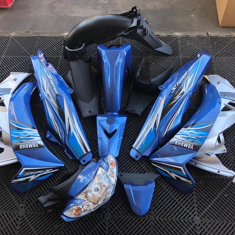 Bộ dàn áo sirius màu xanh Kendy phối bạc ( ốp đầu hello/ dè Fi ) dán sẵn tem, chưa pha đèn.