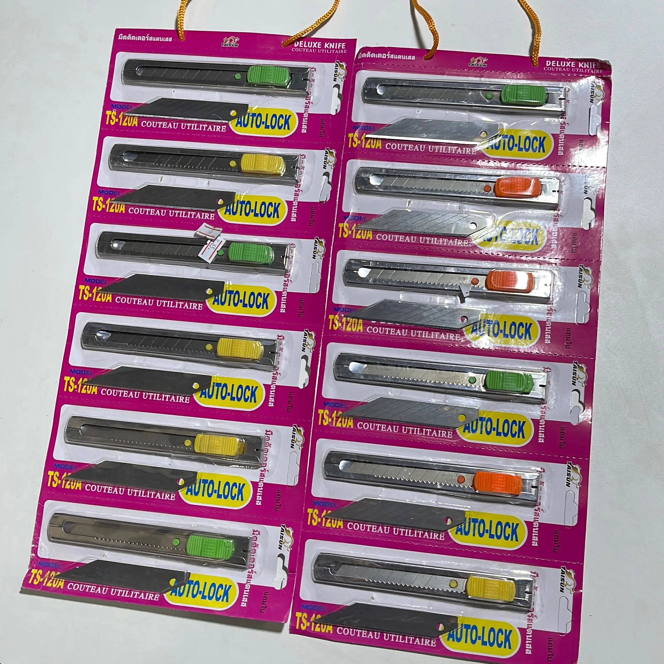 คัตเตอร์ เล็ก,ใหญ่ แผงละ12ชิ้น คละสี แถมใบมีด