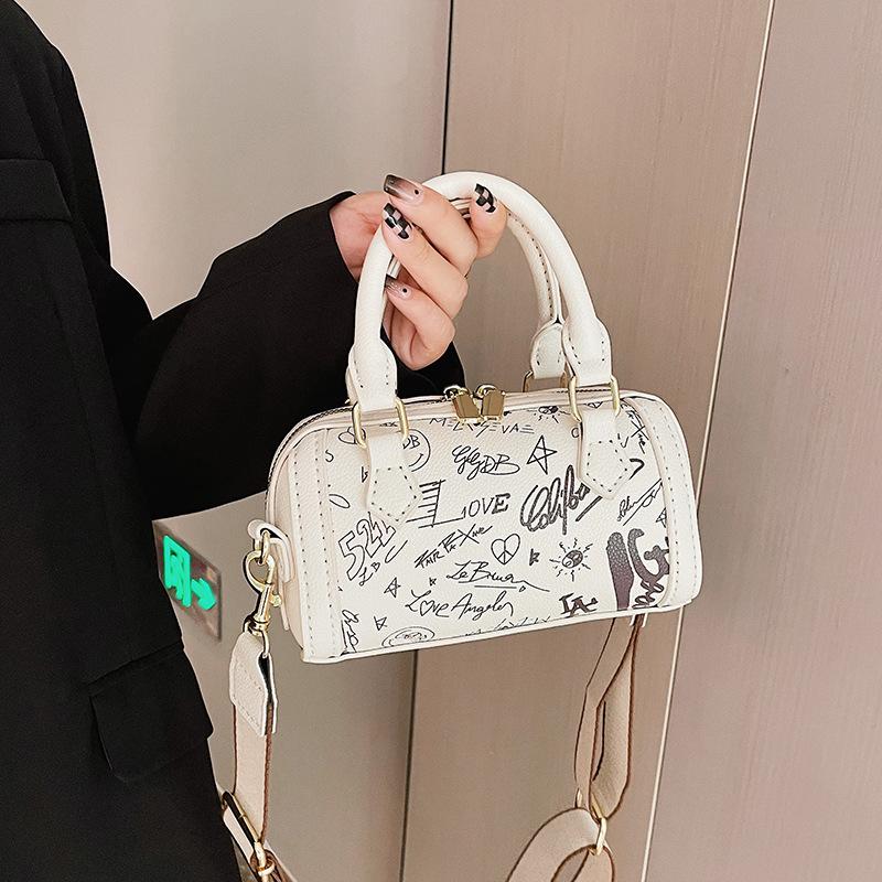 Chila Bag - Terlaris Tas Selempang Wanita Terbaru Lucu Cantik Terlaris Slimbag Tas Cewek Tas lebaran Kulit Hitam 2
