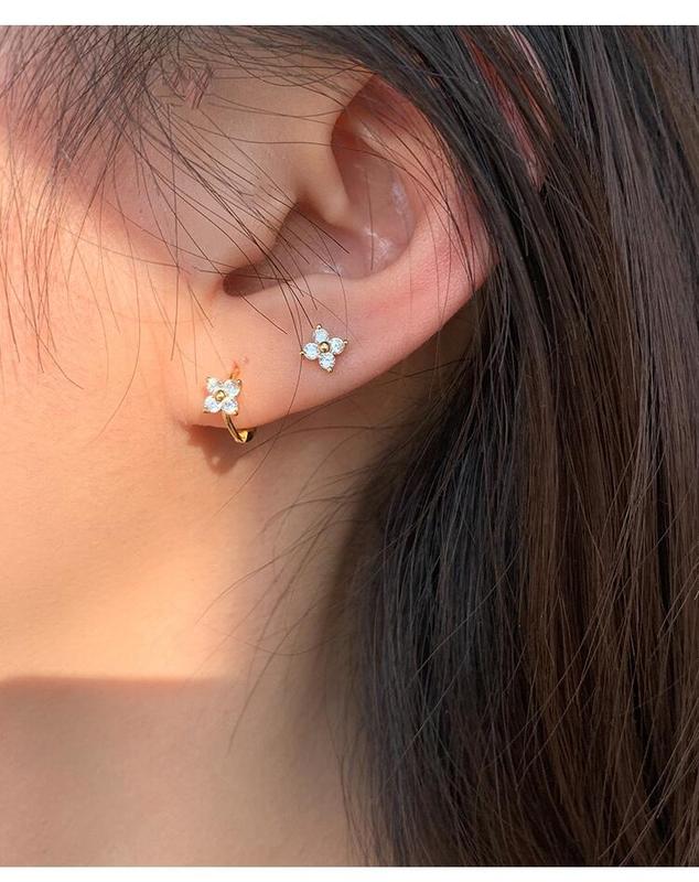 Product Introduction of S Sier Clover Diamond Zircon Ear Stud Stick Dainty Woman Earrings Hypoallergenic Earring 4