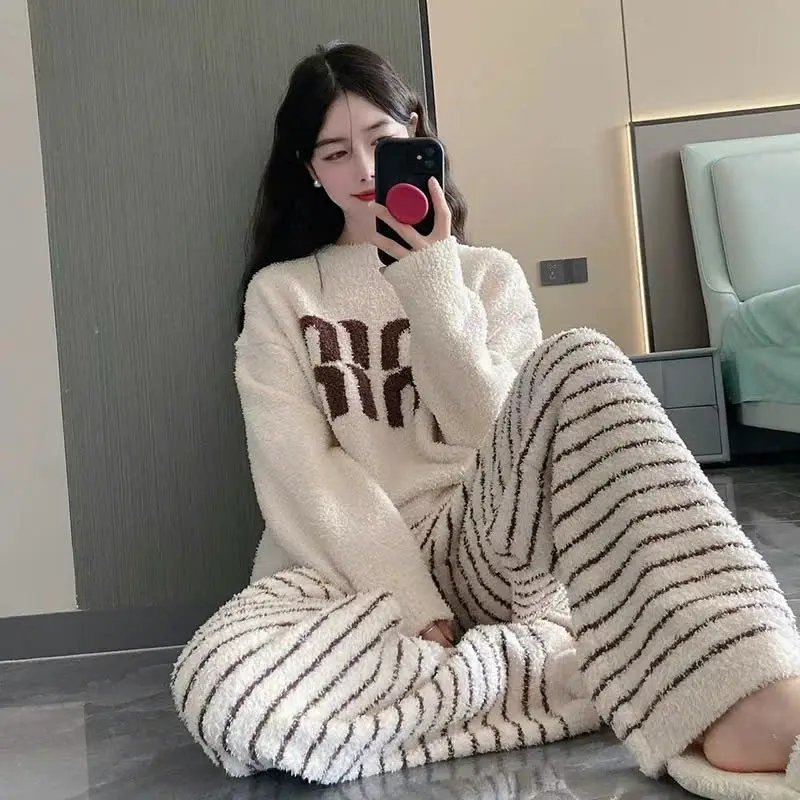 Hạ Vy - Set len lông cừu Miu Kem