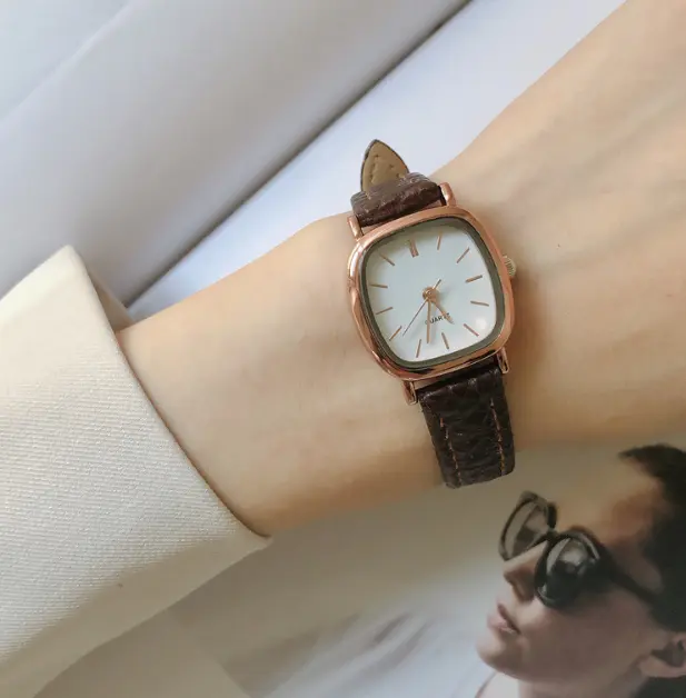 (พร้อมส่ง) นาฬิกาข้อมือผู้หญิง หน้าปัดเหลี่ยม มี 4 แบบ วินเทจ มินิมอล นาฬิกาลำลอง ขนาดรอบข้อมือไม่ควรเกิน 16 ซม. อะนาล็อก หรูหรา