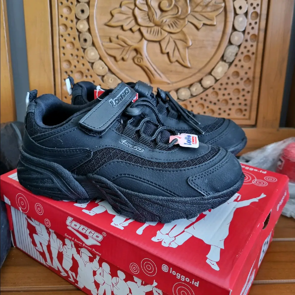 sepatu loggo anak hitam polos tali perekat murah Fashion