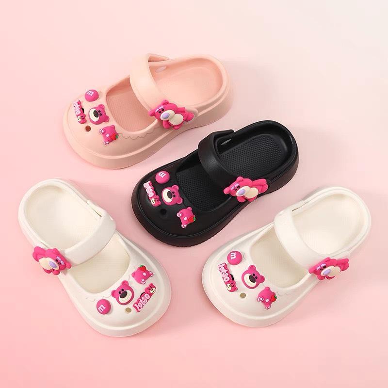 Dép Sục Gấu Dâu Cho Bé - Dép Sục Quai Ngang Dáng Mary Jane Gấu Dâu Xinh Xắn Cho Bé