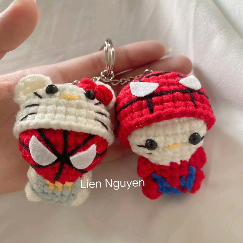 sẵn hàng Móc khóa len hello kitty và ng nhện siêu dễ thương cho cặp đôi bạn bè