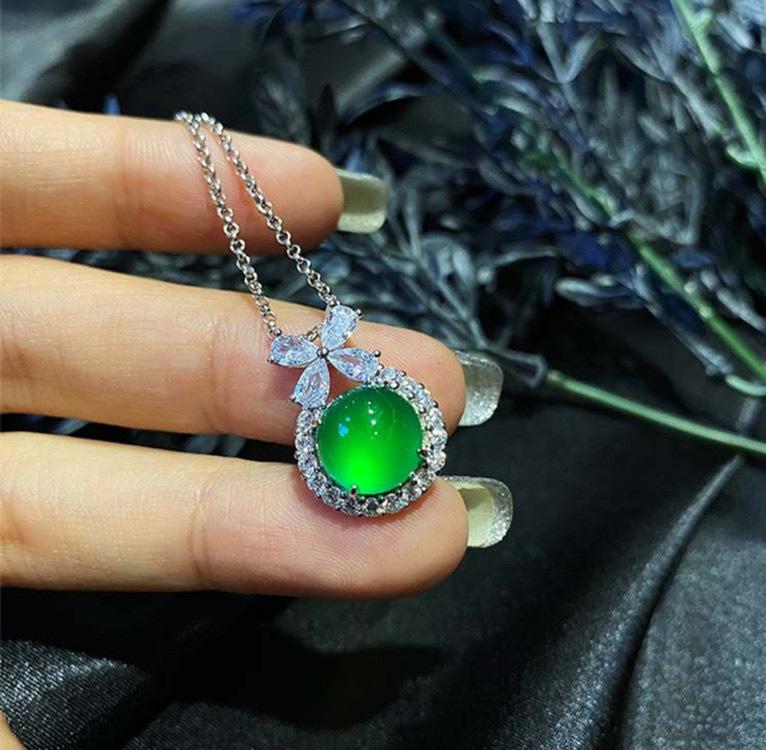Product Introduction of Natural Gemstone Ice Chalcedony Pendant for Women, Jadeite Necklace Pendant, Escaping Princess Chalcedony Inlaid Green Agate Pendant 8