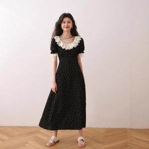 Đầm đen phong cách Pháp, cổ bèo nhún, tay lỡ, họa tiết hoa, nhẹ nhàng và thanh lịch, mẫu đầm mới cho nữ mùa hè.