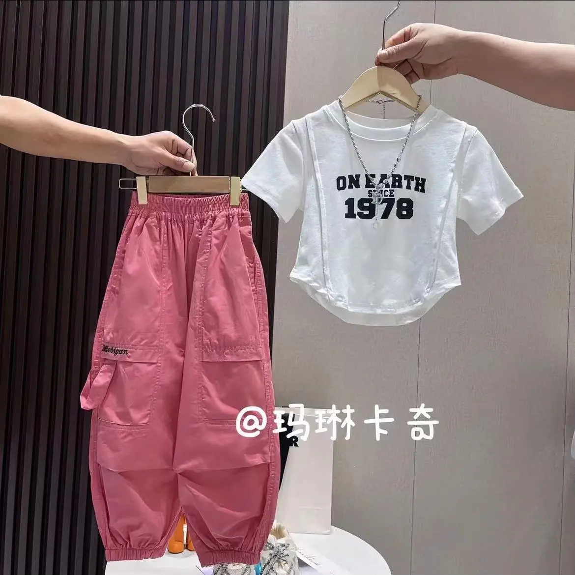 Bộ Trang Phục Mùa Hè Cho Bé Gái, Hàng Mới Về, Dành Cho Trẻ Lớn, ngắn Tay Áo In Kỹ Thuật Số, Quần Túi Hộp Mỏng, Phong Cách Hợp Xu hướng Bộ Hai Mảnh