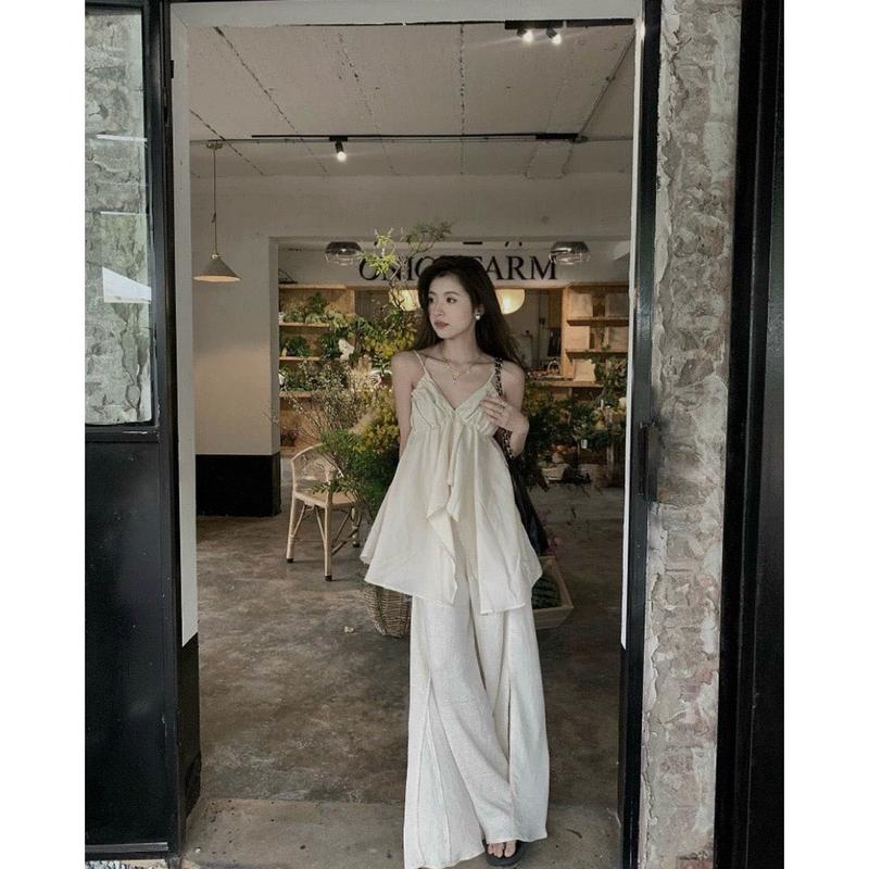 M973- Set áo trắng kem 2 dây xẻ xếp ly ngực phối quần suông ống rộng mùa hè 2024