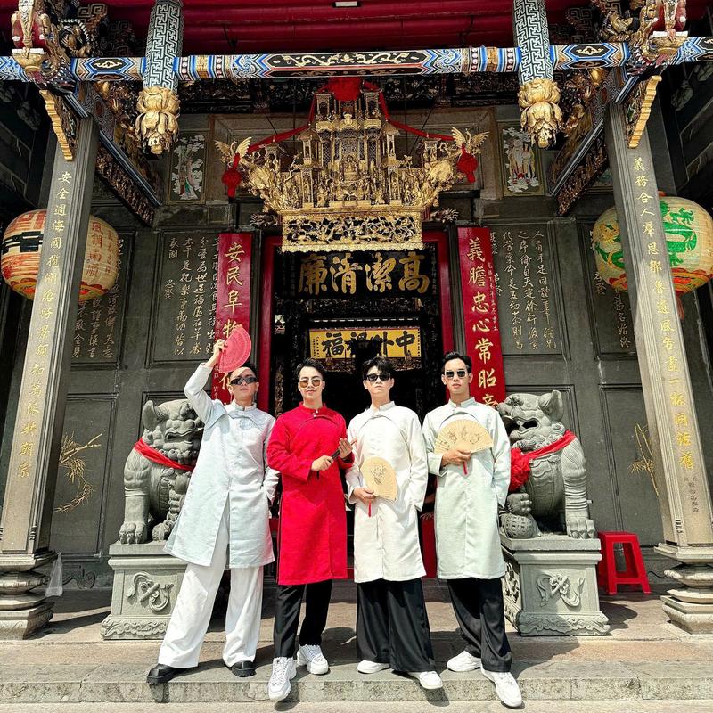 Áo Dài Nam Cách Tân, Áo Dài Tết Chất Vải Gấm Vân Gỗ Dệt Tơ Thanh Lịch Và Sang Trọng, Phối Kiểu Đắp Trước, Chất Vải Dày Dặn Đứng Form Mr Smile 99 AD04 Menswear