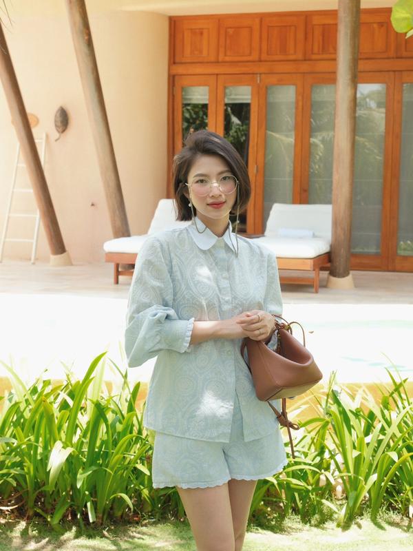 [ BOHEE ] Áo sơ mi ren dài tay màu xanh - A401