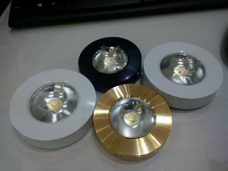 Đèn Led Ốp Nổi Tủ Rượu, Tủ Quần Áo, Tủ Kính Trưng Bày Loại 5W Ánh Sáng Vàng