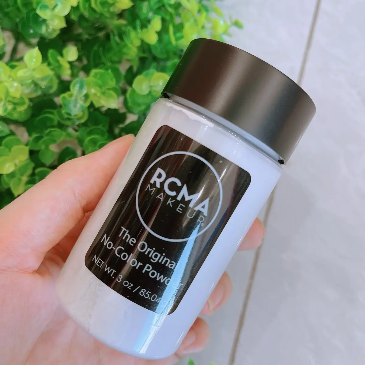 Phấn phủ không màu R--C--MA The Ori-ginal No Color Powder 85.04g sử dụng trong makeup