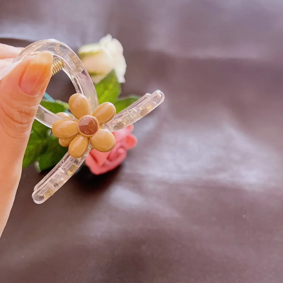 Kẹp tóc trong suốt đính hoa
