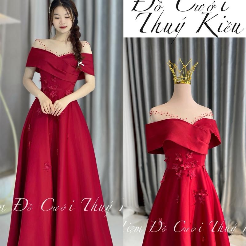 Váy đi bàn, váy cưới cô dâu đỏ đô vai chữ Y che bắp tay, điểm hoa tùng váy nhẹ nhàng