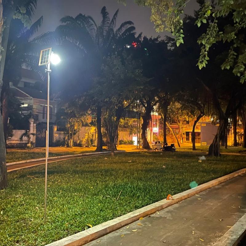 Đèn năng lượng mặt trời tròn 350W 3 chế độ màu 7