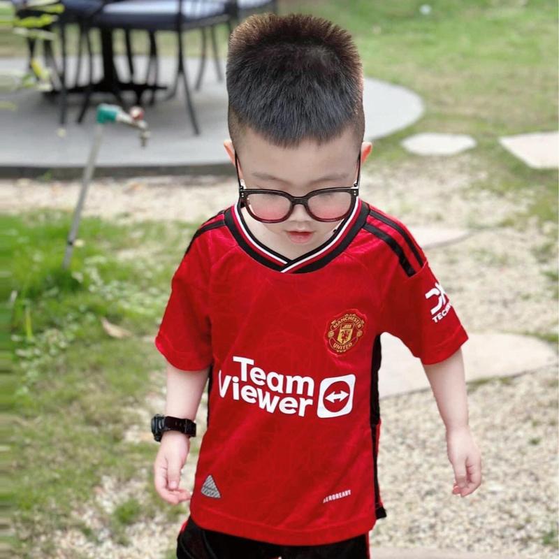   Có IN Tên  Bộ áo bóng đá trẻ em Mu Đỏ Cổ Tim đủ size cho bé 8-50kg chất thun lạnh thoáng mát Top Kids Sports 