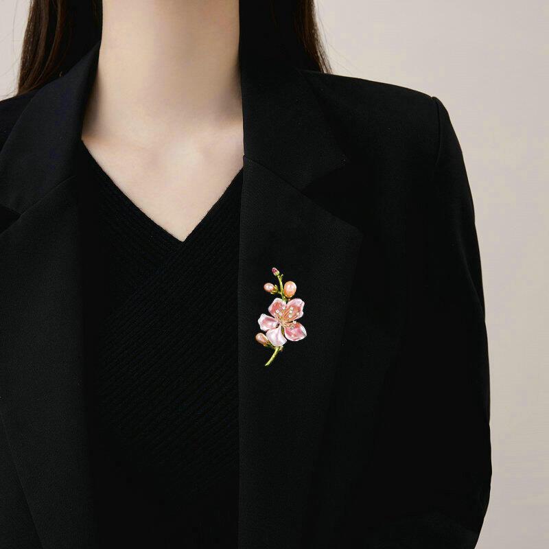 Product Introduction of Elegant Chinese style dress, cheongsam, chest flower, freshwater pearl, multi-purpose anti glare magnolia, high-end brooch 10